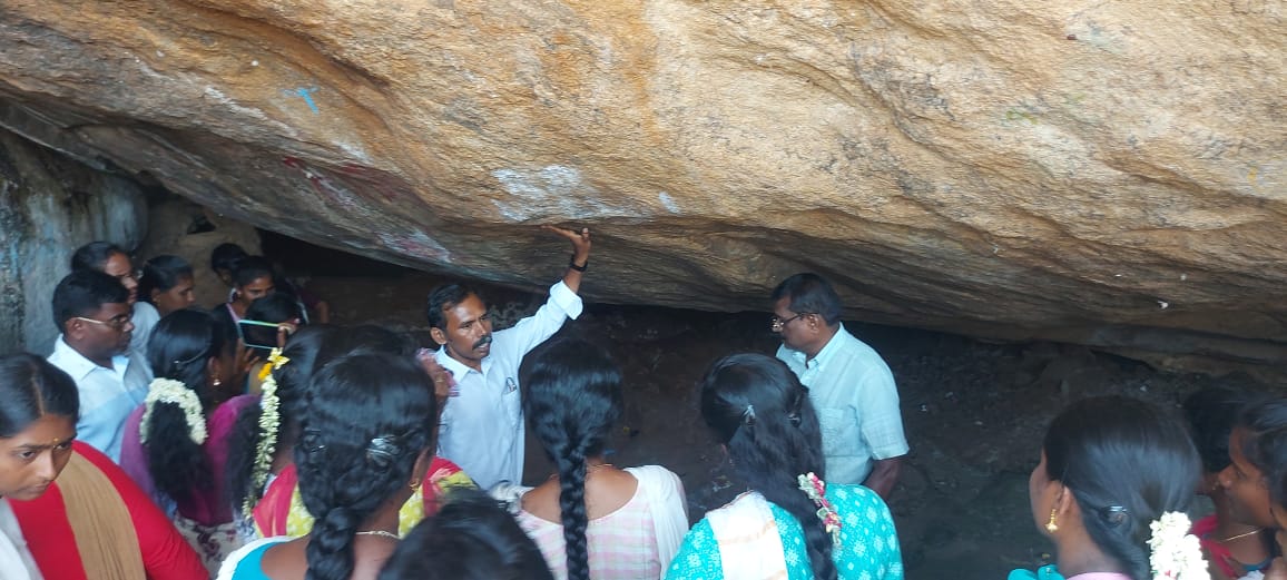 சமணப் படுக்கைகளை பார்வையிட்ட மாணவர்கள்