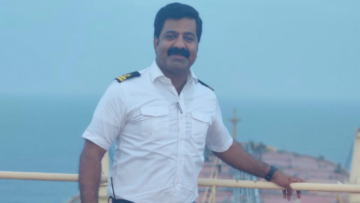 Kozhikode Merchant Navy Officer Missing  Merchant Navy Officer Missing  Merchant Navy Officer Missing while duty  നേവി ഉദ്യോഗസ്ഥനെ ഡ്യൂട്ടിക്കിടെ കാണാതായി  മര്‍ച്ചന്‍റ് നേവി ഉദ്യോഗസ്ഥനെ കാണാതായി  മനേഷ് കേശവദാസ്  കേന്ദ്രമന്ത്രി വി മുരളീധരന്‍