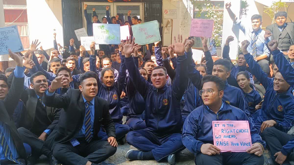 Protest of Almora Hotel Management students