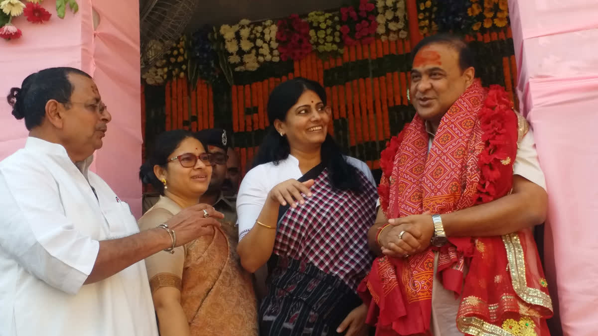 Assam Chief Minister Himanta Biswa Sarma, on Saturday, visited Vindhyachal Dham and offered prayers to goddess Vindhyavasini in Mirzapur district of Uttar Pradesh. Union minister and Mirzapur MP Anupriya Patel was also accompanying the Assam chief minister.