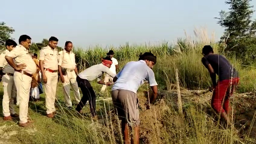 बेतिया में कब्र से निकाला गया शव