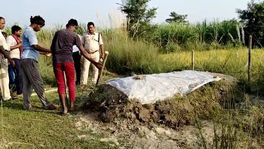 मां के सामने बेटी को मार डाला