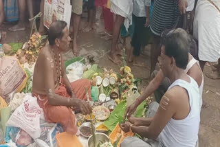 mahalaya-amavasai-srirangam-kaveri-padithura-by-offering-didithi-and-worship