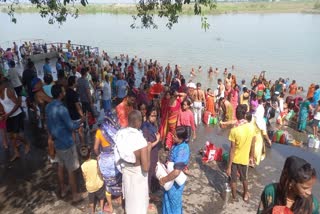 Devotees took a dip of Ganga River on Amavasya