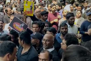 Techies board Hyderabad Metro in black T-shirts in solidarity with Chandrababu Naidu