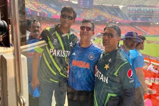 ICC Cricket World Cup 2023  Cricket World Cup  Two techies came from Texas  techies came from Texas to support the Pakistan  ಟೆಕ್ಸಾಸ್​ನಿಂದ ಬಂದ ಇಬ್ಬರು ಟೆಕ್ಕಿಗಳು  ಭಾರತ ಮತ್ತು ಪಾಕಿಸ್ತಾನ ನಡುವಿನ ಪಂದ್ಯ ಆರಂಭ  ಪಾಕಿಸ್ತಾನದ ಜೆರ್ಸಿಯಲ್ಲಿ ಕಾಣಿಸಿಕೊಂಡರು  ಪಾಕಿಸ್ತಾನಿ ಬೆಂಬಲಿಗರಾಗಿರುವುದು ಗಮನಾರ್ಹ  ನಾವು ಪಾಕ್​ಗೆ ಬೆಂಬಲಿಸಲು ಇಲ್ಲಿಗೆ ಬಂದಿದ್ದೇವೆ