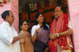 Assam Chief Minister Himanta Biswa Sarma, on Saturday, visited Vindhyachal Dham and offered prayers to goddess Vindhyavasini in Mirzapur district of Uttar Pradesh. Union minister and Mirzapur MP Anupriya Patel was also accompanying the Assam chief minister.