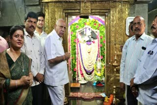 BS Yediyurappa and his family visit huccharaya temple