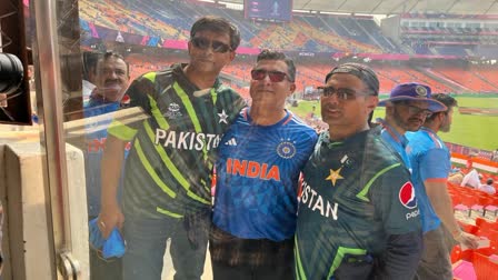 ICC Cricket World Cup 2023  Cricket World Cup  Two techies came from Texas  techies came from Texas to support the Pakistan  ಟೆಕ್ಸಾಸ್​ನಿಂದ ಬಂದ ಇಬ್ಬರು ಟೆಕ್ಕಿಗಳು  ಭಾರತ ಮತ್ತು ಪಾಕಿಸ್ತಾನ ನಡುವಿನ ಪಂದ್ಯ ಆರಂಭ  ಪಾಕಿಸ್ತಾನದ ಜೆರ್ಸಿಯಲ್ಲಿ ಕಾಣಿಸಿಕೊಂಡರು  ಪಾಕಿಸ್ತಾನಿ ಬೆಂಬಲಿಗರಾಗಿರುವುದು ಗಮನಾರ್ಹ  ನಾವು ಪಾಕ್​ಗೆ ಬೆಂಬಲಿಸಲು ಇಲ್ಲಿಗೆ ಬಂದಿದ್ದೇವೆ