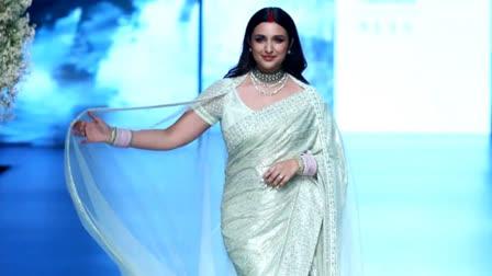 pareneeti chopra at lakme fashion week  parineeti chopra ramp walk  parineeti chopra latest news  parineeti chopra debut walk after marriage  lakme fashion week 2023  Parineeti Chopra first runway after marriage  പരിനീതി ചോപ്ര  പരിനീതി ചോപ്ര ആദ്യ റൺവേയില്‍ പ്രത്യക്ഷപ്പെട്ടു  വിവാഹശേഷം പരിനീതി ചോപ്ര  Parineeti Chopra after marriage  Parineeti Chopra appeared on the first runway  first runway after marriage