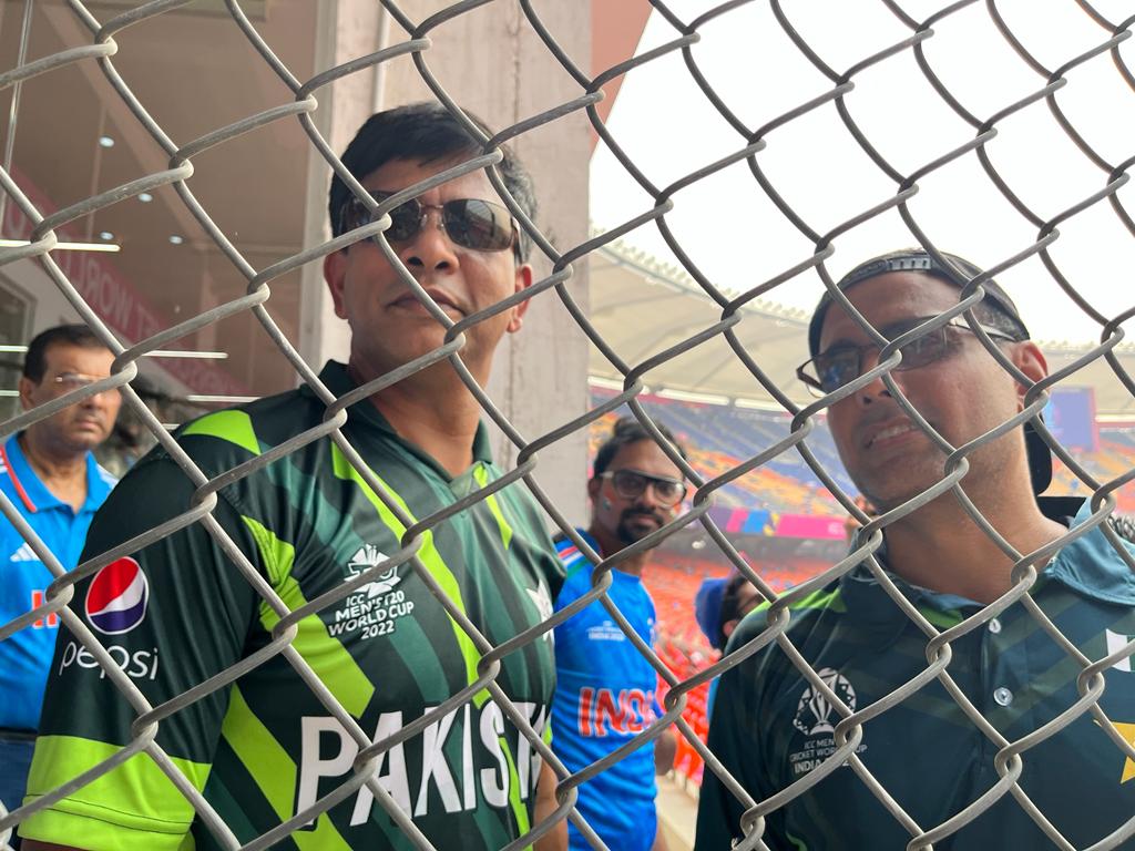 ICC Cricket World Cup 2023  Cricket World Cup  Two techies came from Texas  techies came from Texas to support the Pakistan  ಟೆಕ್ಸಾಸ್​ನಿಂದ ಬಂದ ಇಬ್ಬರು ಟೆಕ್ಕಿಗಳು  ಭಾರತ ಮತ್ತು ಪಾಕಿಸ್ತಾನ ನಡುವಿನ ಪಂದ್ಯ ಆರಂಭ  ಪಾಕಿಸ್ತಾನದ ಜೆರ್ಸಿಯಲ್ಲಿ ಕಾಣಿಸಿಕೊಂಡರು  ಪಾಕಿಸ್ತಾನಿ ಬೆಂಬಲಿಗರಾಗಿರುವುದು ಗಮನಾರ್ಹ  ನಾವು ಪಾಕ್​ಗೆ ಬೆಂಬಲಿಸಲು ಇಲ್ಲಿಗೆ ಬಂದಿದ್ದೇವೆ