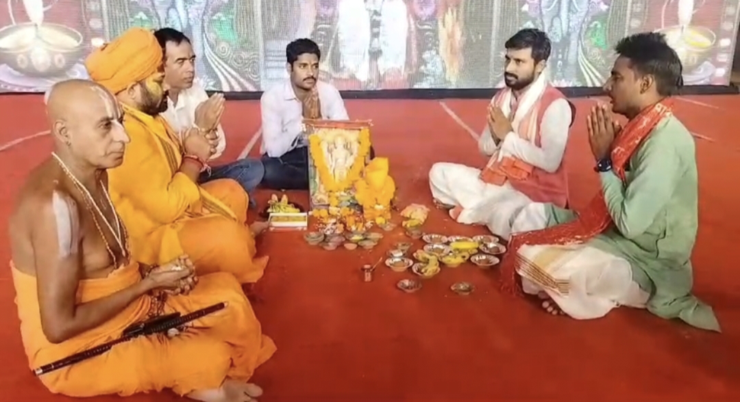 अयोध्या में हनुमानगढ़ी में पूजा करते लोग