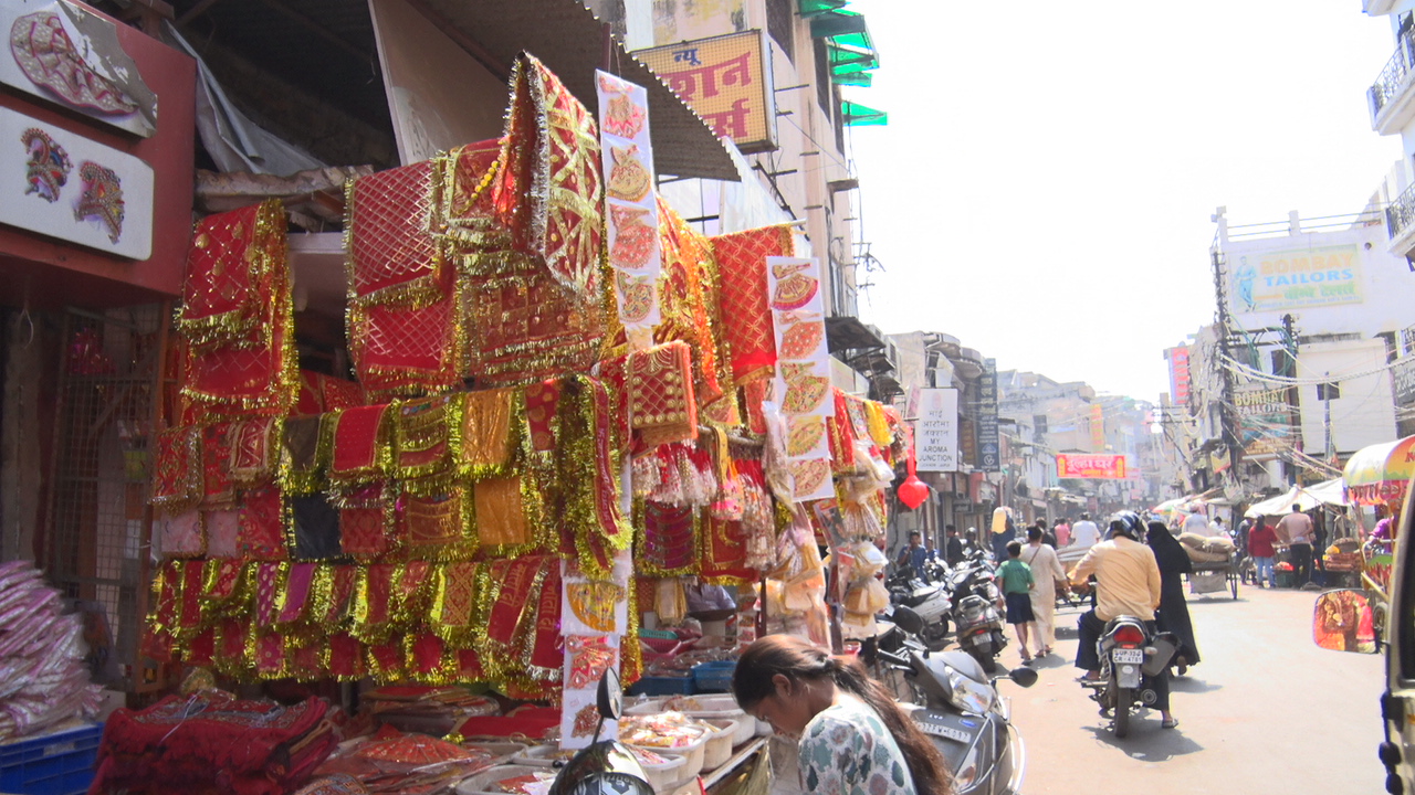 लखनऊ में नवरात्र की तैयारियों के लिए बाजार गुलजार.