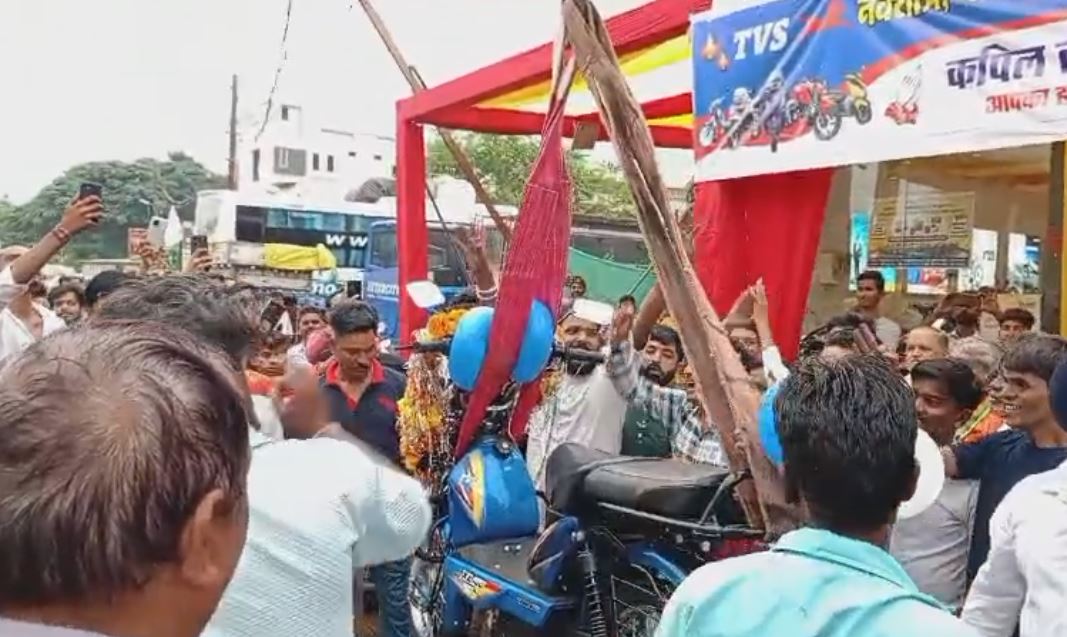 TEA SELLER PURCHASED MOPED