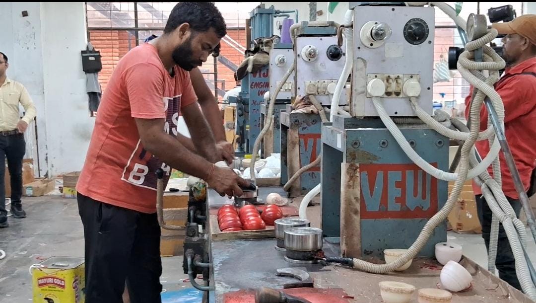 कैसे बनाई जाती है एस जी क्रिकेट बॉल