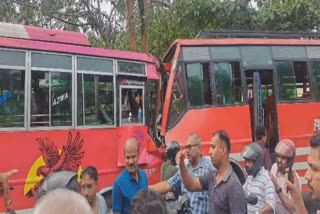 PRIVATE BUS ACCIDENT NEAR ATHOLI  കോഴിക്കോട് ബസ് അപകടം  SEVERAL INJURED IN BUS ACCIDENT  KOZHIKODE LATEST NEWS