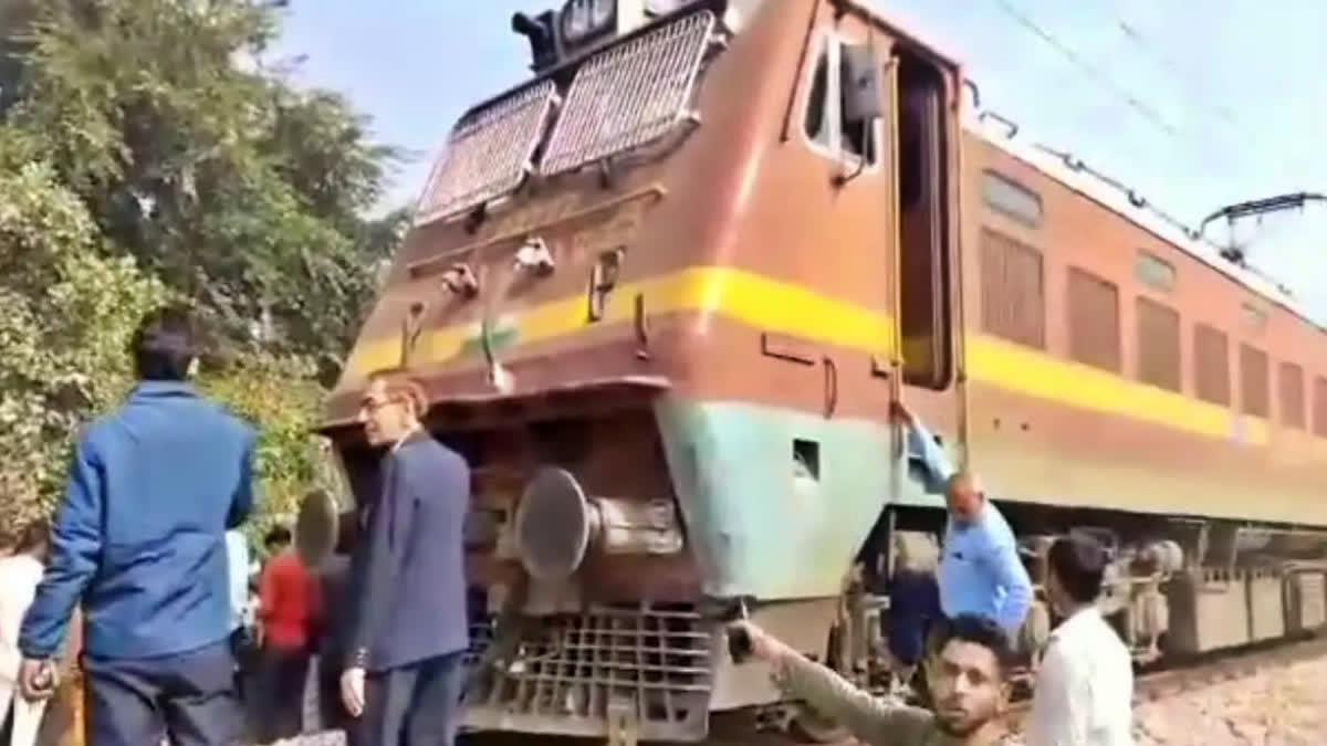 dead body on engine in firozabad  dead body hanging on engine  dead body on engine train running  ಟ್ರೈನ್​ ಇಂಜಿನ್​ಗೆ ನೇತಾಡುತ್ತಲೇ ಇತ್ತು ಯುವಕನ ಮೃತದೇಹ  ಮುಂದೆ ಸಾಗುತ್ತಲೇ ಇತ್ತು ರೈಲು  ಉತ್ತರಪ್ರದೇಶದ ಫಿರೋಜಾಬಾದ್‌ನಲ್ಲಿ ದುರಂತ  ಯುವಕನ ಮೃತ ದೇಹ  ರೈಲು ಇಂಜಿನ್‌ನ ಮಂಭಾಗದಲ್ಲಿ ಸಿಲುಕಿ  ಅಚ್ಚರಿಯ ಪ್ರಕರಣವೊಂದು ಬೆಳಕಿಗೆ  ಫರೂಕಾಬಾದ್ ಪ್ಯಾಸೆಂಜರ್ ರೈಲಿನ ಇಂಜಿನ್​