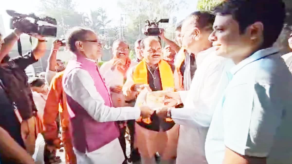 CM शिवराज पहुंचे कांग्रेस नेता गोविंद गोयल के दरवाजे पर