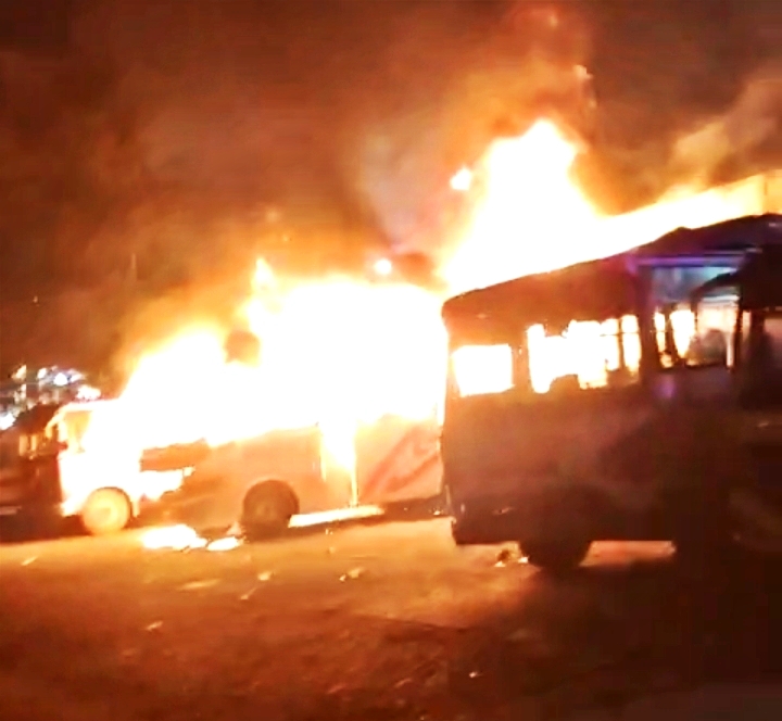 हमीपुर में निजी बस में लगी आग