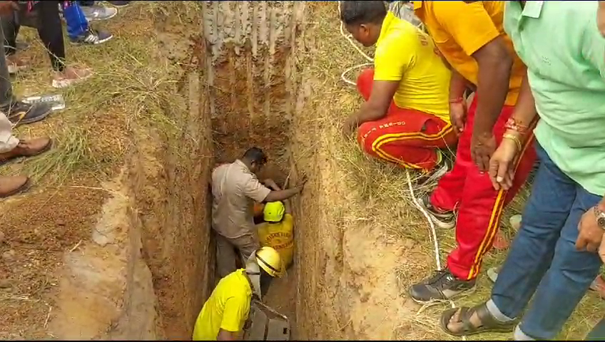 Elderly woman dies after falling into borewell  woman rescued from borewell in Subarnapur  rescued woman died  borewell news  ಬೋರ್​ವೆಲ್​ಗೆ ಬಿದ್ದ ವೃದ್ಧೆ  ಭೂಮಿ ಕೊರೆದು ರಕ್ಷಿಸಿದ್ರೂ ಬದುಕುಳಿಯದ ಪ್ರಾಣ  20 ಅಡಿ ಆಳದ ಬೋರ್‌ವೆಲ್‌ಗೆ ಬಿದ್ದ ವೃದ್ಧೆ  ಅಗ್ನಿಶಾಮಕ ದಳ ಮತ್ತು ಒಡಿಆರ್‌ಎಎಫ್ ತಂಡ  80 ವರ್ಷದ ವೃದ್ಧೆಯೊಬ್ಬರು 20 ಅಡಿ ಆಳದ ಬೋರ್‌ವೆಲ್‌  ಗಂಭೀರ ಸ್ಥಿತಿಯಲ್ಲಿ ವೃದ್ಧೆಯನ್ನು ರಕ್ಷಿಸಲಾಗಿದೆ  ಕಸಬರಿಕೆ ತಯಾರಿಸಲು ಗರಿ  ವೃದ್ಧೆ ನಾಪತ್ತೆಯಾದ ಕಾರಣ