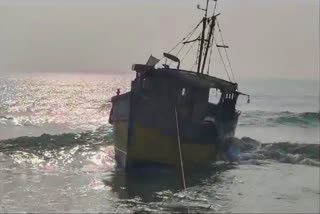 fishing_boat_accident_in_bhimunipatnam_beach