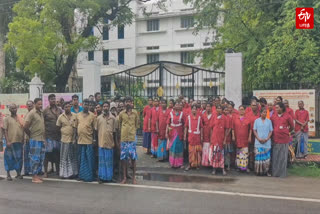 ஊதிய உயர்வு கோரி தூய்மை பணியாளர்கள் தர்ணா போராட்டம்