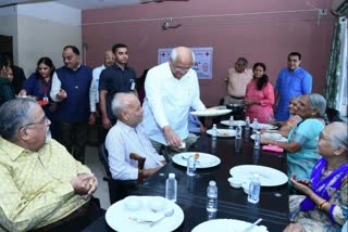 CM Bhupendra Patel : વિક્રમ સંવત 2080ના પ્રારંભે મુખ્યપ્રધાન ભૂપેન્દ્ર પટેલે કરી સેવા, વૃદ્ધાશ્રમોમાં ભોજન આપ્યું