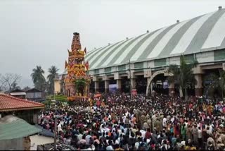 IN THIS TEMPLE OF CHAMARAJANAGAR IN KARNATAKA A FAIR OF UNMARRIED YOUTHS TAKES PLACE THEY ASK FOR A VOW FOR THE BRIDE