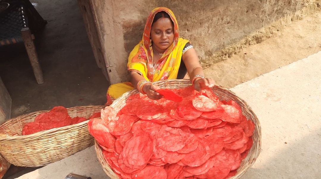 आरता पात के साथ महिला