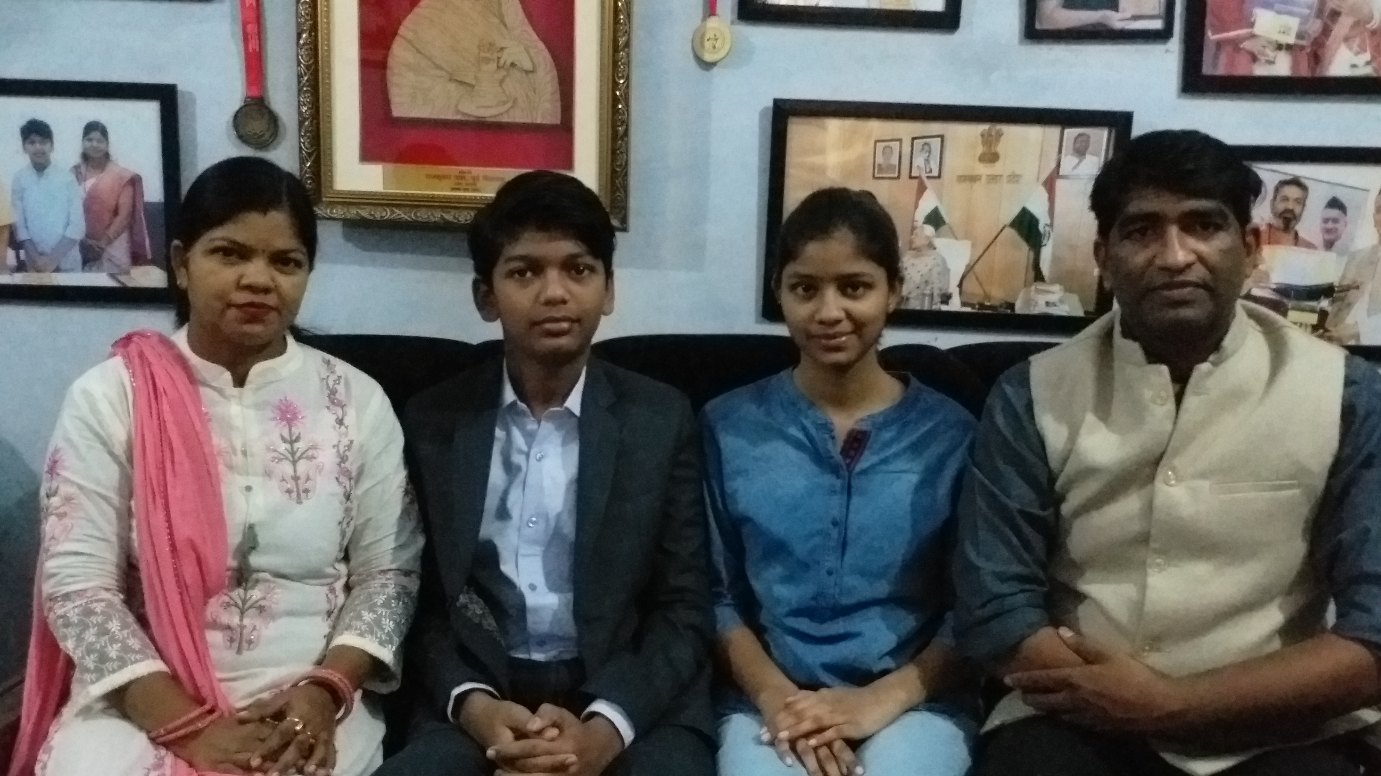 कानपुर के प्रतिभावान छात्र यशवर्धन सिंह अपनी बहन और माता-पिता के साथ.