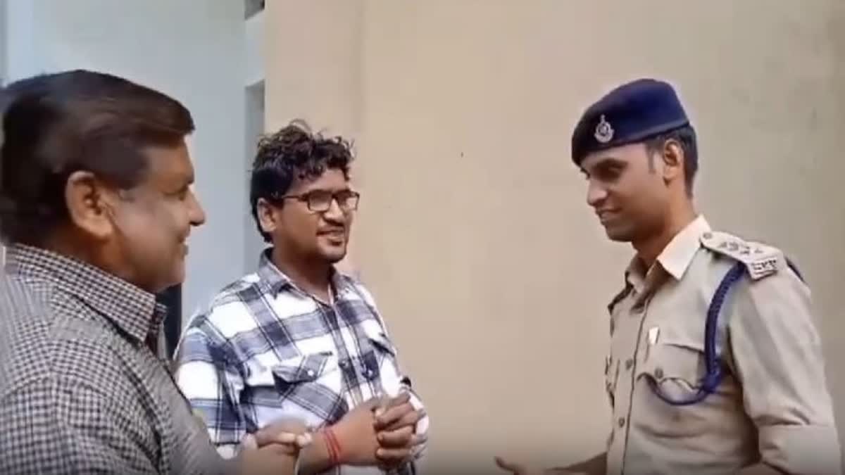 fan arrived to meet DSP Santosh Patel from mumbai