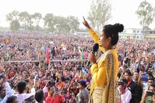 JMM's Kalpana Soren addresses an election rally in Giridih on Thursday