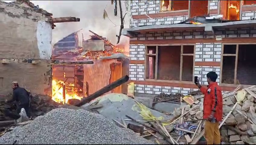 Kullu 8 houses burnt to ashes