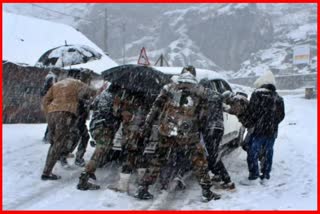 INDIAN ARMY RESCUES OVER 1200 TOURISTS TRAPPED IN SIKKIM BENGAL AFTER HEAVY SNOWFALL