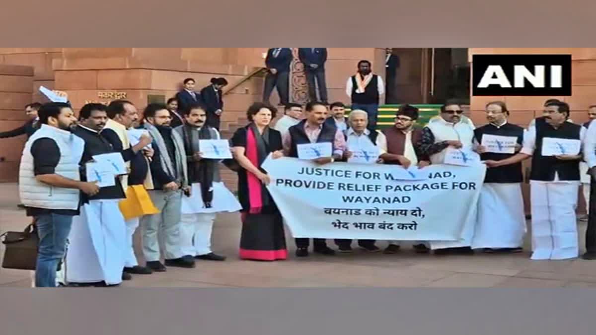 WAYANAD RELIEF PROTEST PRIYANKA  KERALA MP PROTEST AT PARLIAMENT  വയനാട് പാര്‍ലമെന്‍റ് പ്രതിഷേധം  കേരള എംപിമാരുടെ പ്രതിഷേധം