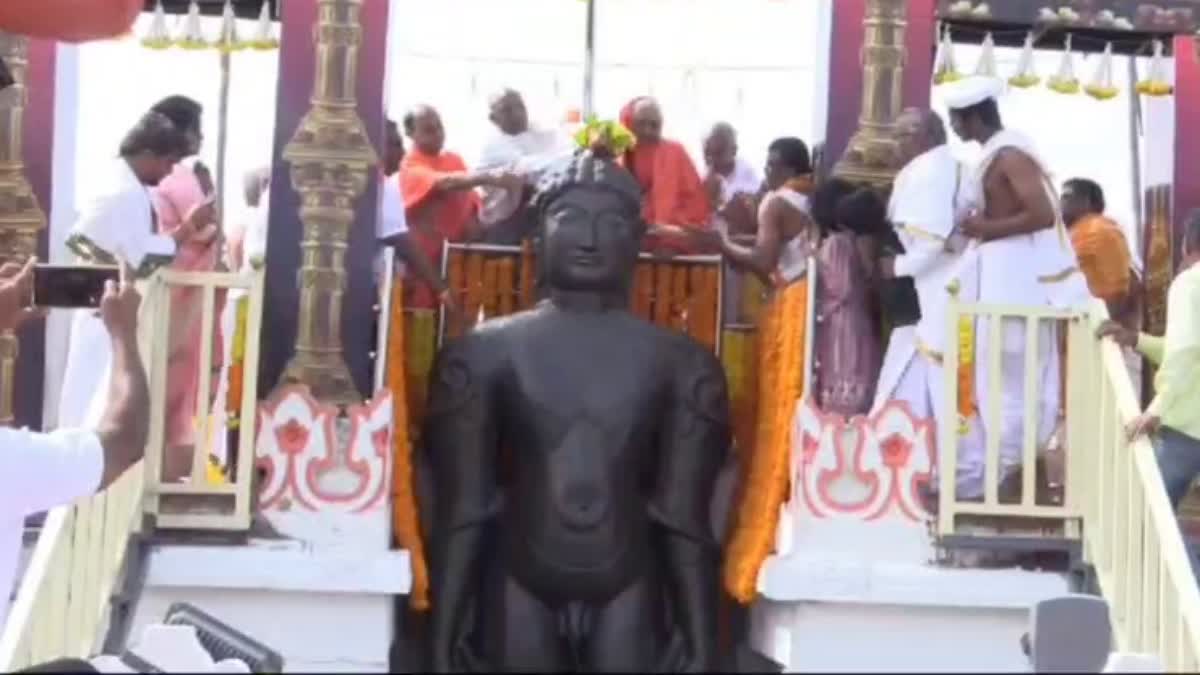 Mahamasthakabhisheka to Bahubali in Gommatagiri