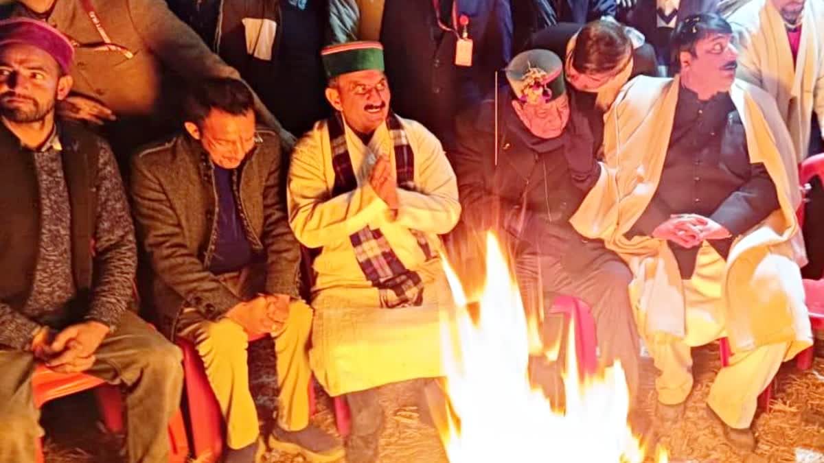 Himachal CM Sukhvinder Singh Sukhu and other warms themselves