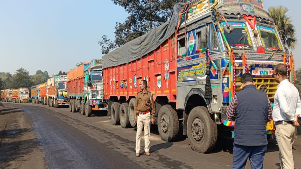 police-tightens-grip-on-illegal-sand-traders-in-pakur