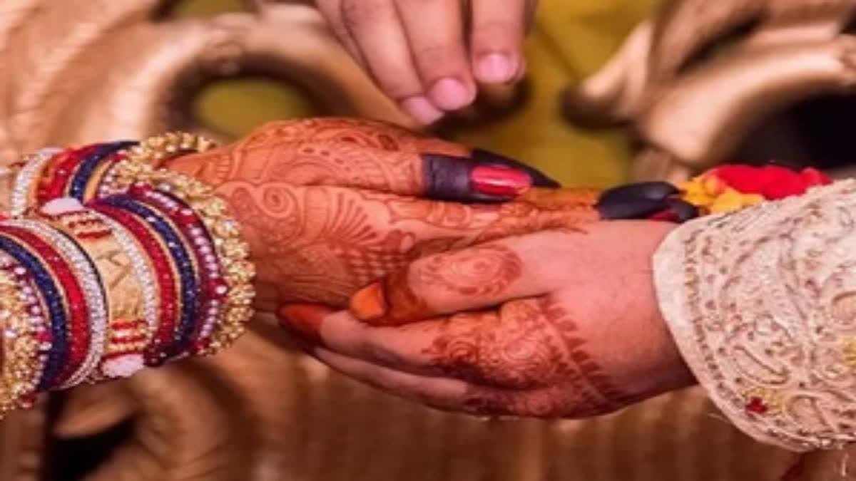 Unique marriage in Gorya tribe of Dhamtari Vivah is confirmed for twenty rupees only