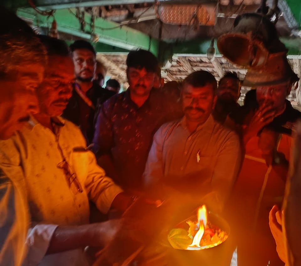 MARAMMA TEMPLE MYSURU  MYSURU  FIGHT OF DEVOTEES  ಮಾರಮ್ಮ ದೇವಾಲಯ