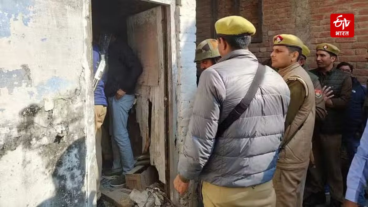 संभल के मुस्लिम में इलाके में बंद मिले मंदिर के अंदर जाती पुलिस टीम.