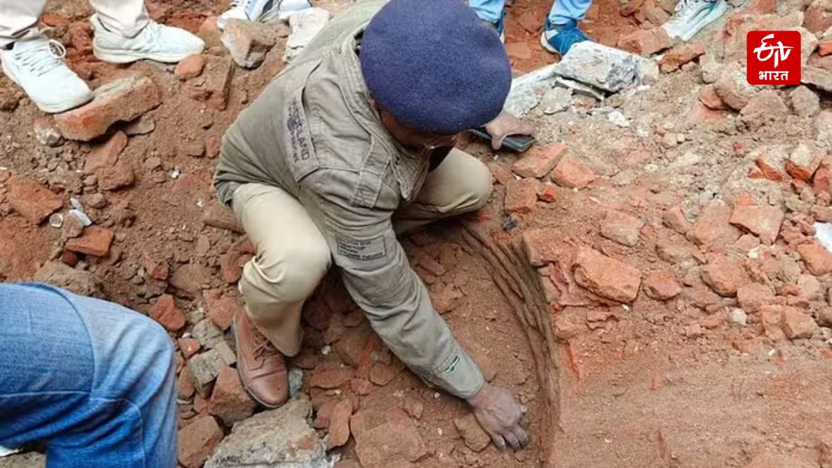 संभल के मुस्लिम में इलाके में बंद मिले मंदिर के पास का कुआं भी पाट दिया गया था.