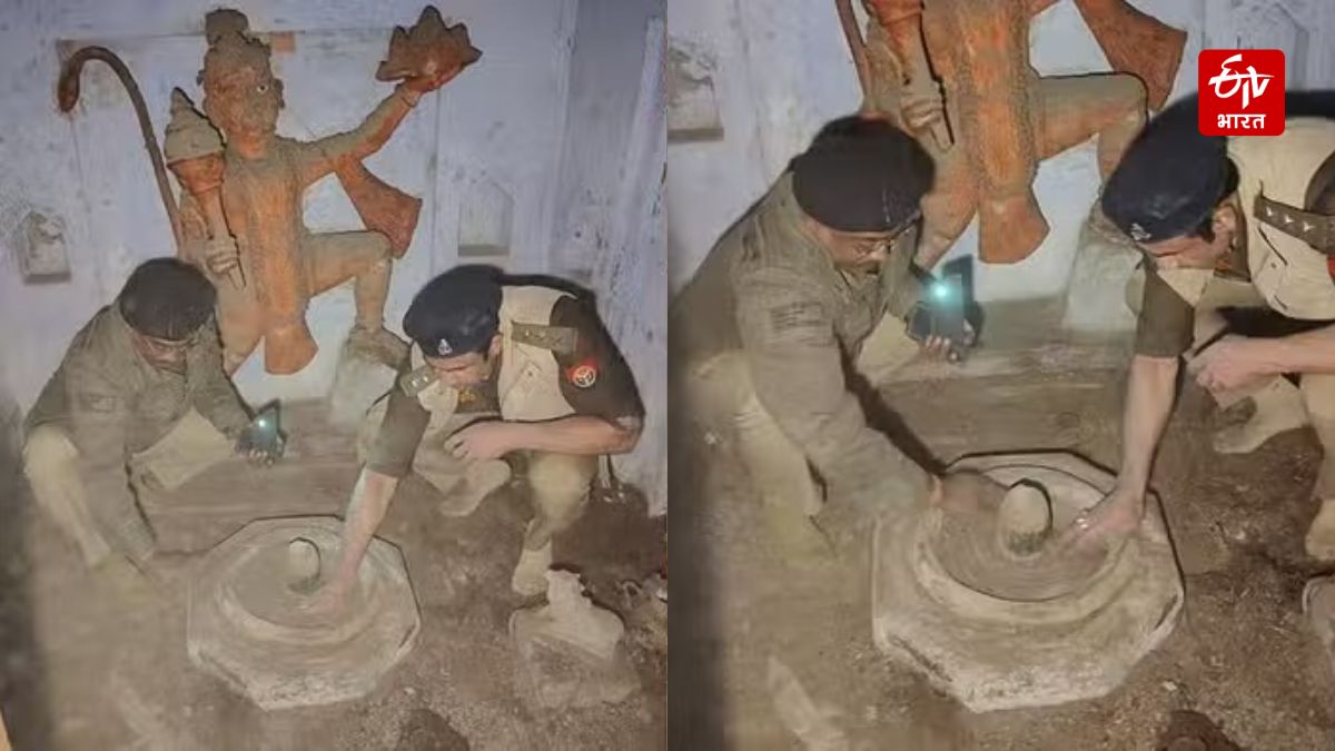 संभल के मुस्लिम में इलाके में बंद मिले मंदिर की सफाई करते पुलिस कर्मी.