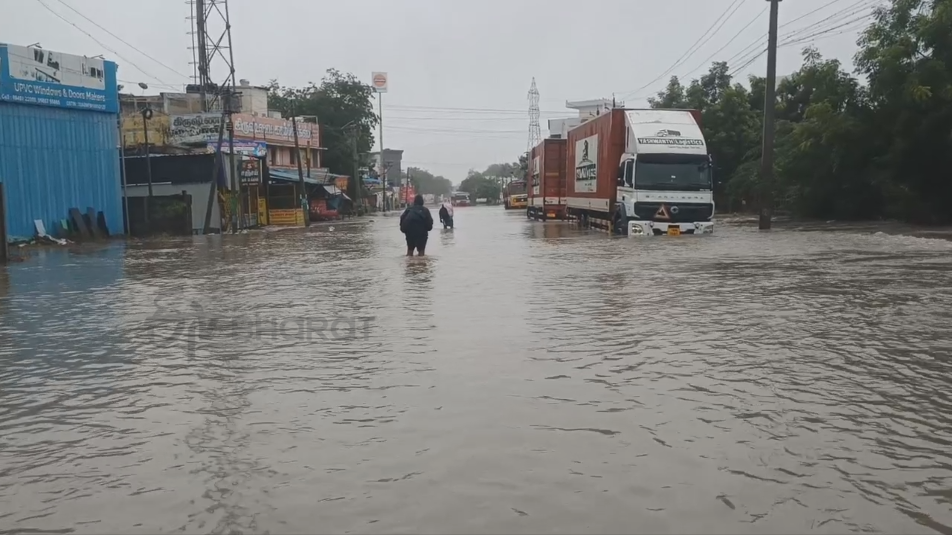 வெள்ள நீரில் மூழ்கிய சாலை