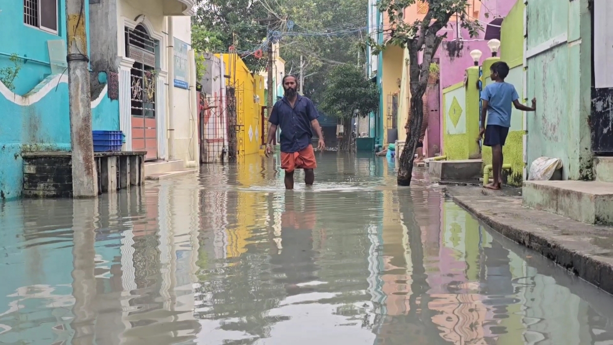 குடியிருப்பு பகுதிகளை சூழ்ந்த மழைநீர்