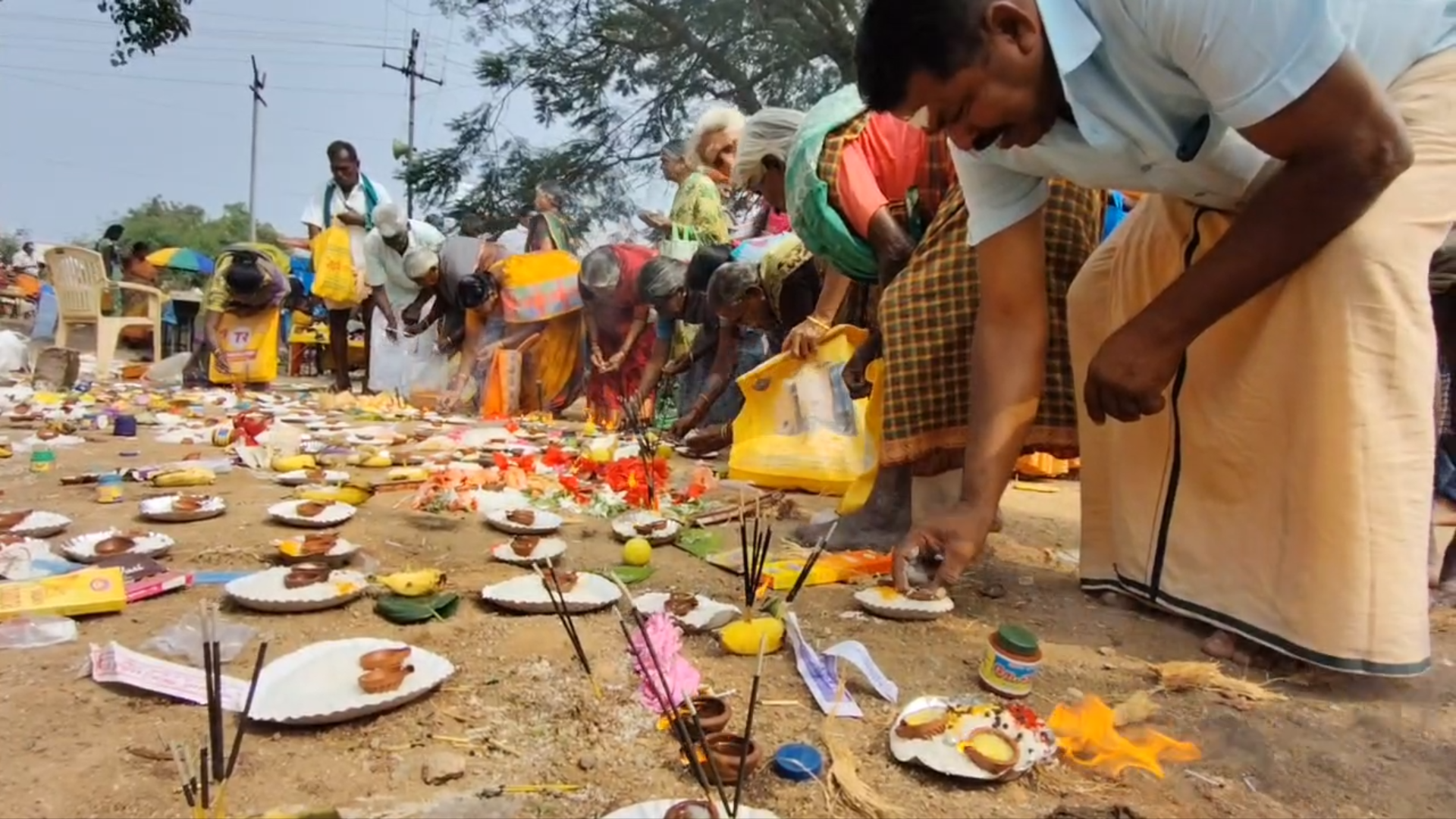 நஞ்சுண்டேஸ்வரர் கோயில் சாமி தரிசனம் மேற்கொண்ட பக்தர்கள்