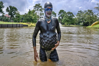 After two decades plunging Malaysian seas to defend his country, navy frogman Sumadi Ibrahim has retired to the golf course -- diving water hazards to retrieve mis-hit balls to make a living.