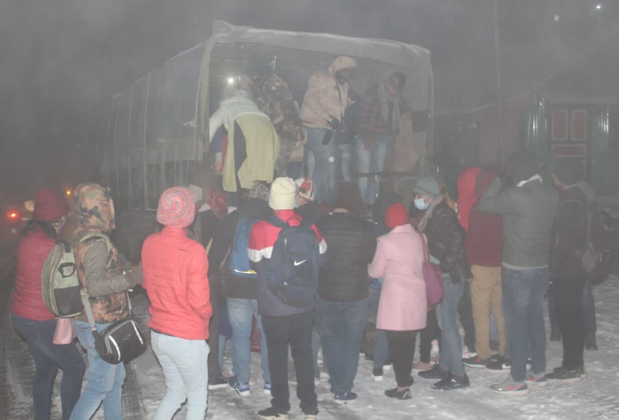 heavy Snowfall in Sikkim Nathula stranded one thousand and above tourists