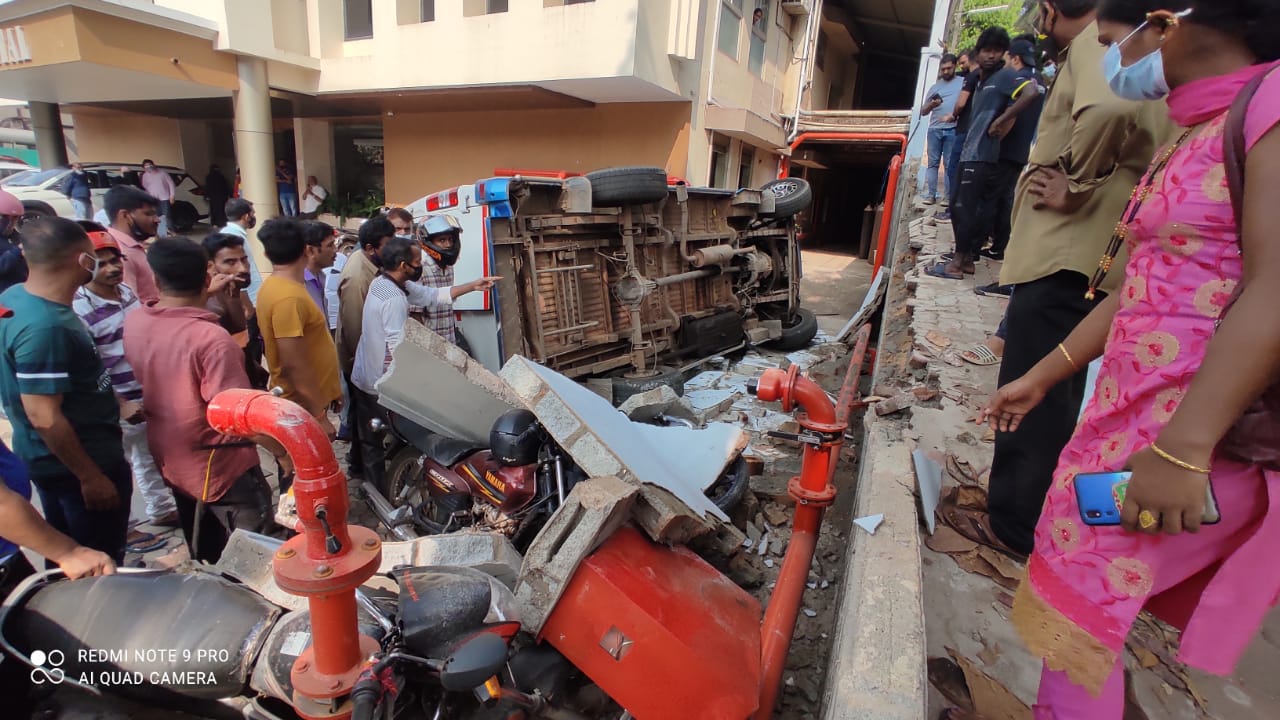 An ambulance toppled near a private hospital in Falnir