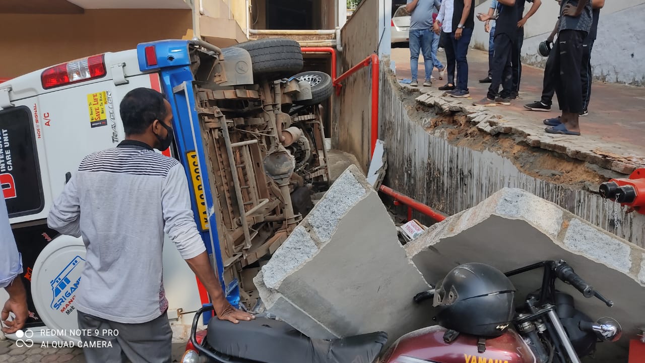 An ambulance toppled near a private hospital in Falnir